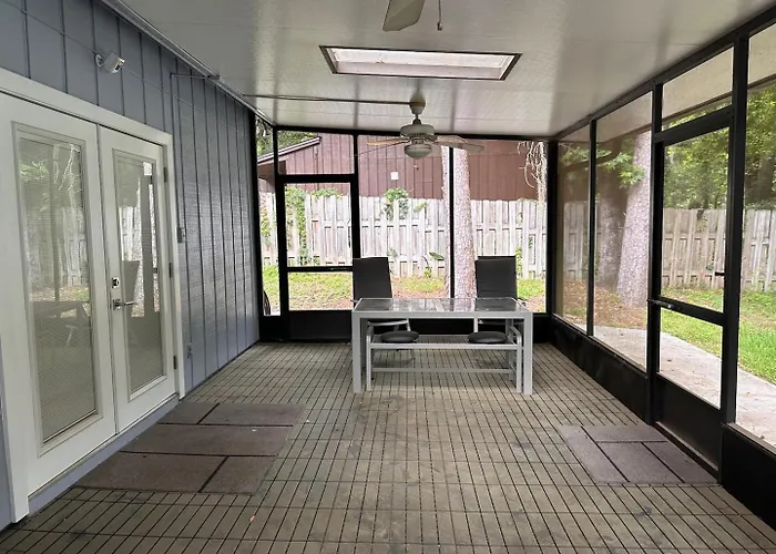 Tranquil Retreat W Modern Flair Hébergement de vacances Tallahassee